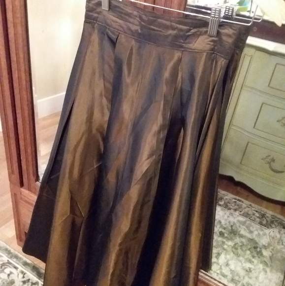 SOLD Nygard Taffeta skirt. - Picture 2 of 3